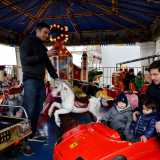 Assieme a Domenico ci sono altri due �principini� seduti su una Ferrari rossa...